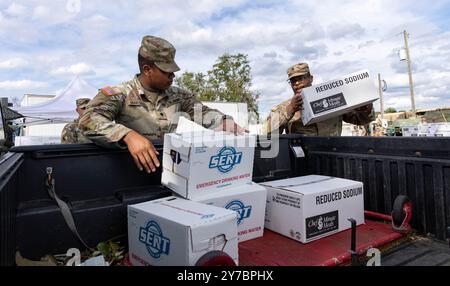 Contea di Suwannee, Stati Uniti. 28 settembre 2024. Bryan Christian, Right e SPC. Cristian Martinez con la Florida National Guard distribuisce cibo e rifornimenti per aiutare i sopravvissuti dopo l'uragano Helene, 28 settembre 2024 nella contea di Suwannee, Florida. La contea di Suwannee lungo la regione di Big Bend ha ricevuto il peso dell'uragano di categoria 4. Crediti: PFC. Eli Johnson/US Army/Alamy Live News Foto Stock