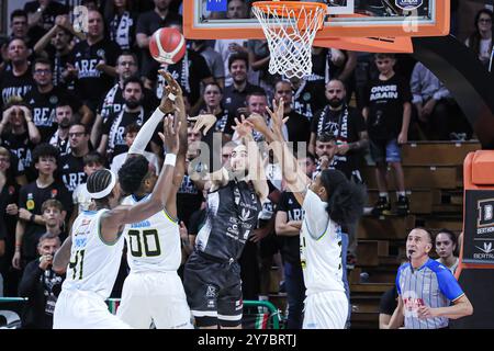 #2 Kuhse Tommy (Bertram Derthona Basket Tortona) durante Bertram Derthona Tortona vs Vanoli Basket Cremona, partita di serie A A Casale Monferrato (AL), Italia, settembre 29 2024 Foto Stock