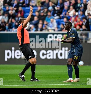 Arbitro di Schiedsrichter Tobias Reichel zeigt Stanley Nsoki TSG 1899 Hoffenheim (34) rote Karte rot Platzverweis TSG 1899 Hoffenheim vs. SV Werder Brema, Fussball, Bundesliga, 5. Spieltag, Saison 2024/2025, 29.09.2024 foto: Eibner-Pressefoto/Michael Weber Foto Stock