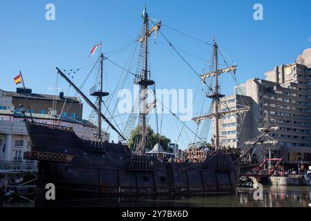 Galeon Andalucia è ormeggiata al molo di St Katharine a Londra. La Galeón Andalucía è una replica di una nave utilizzata dagli spagnoli dal XVI al XVIII secolo. Li aiutò a scoprire diverse parti del mondo e facilitò il commercio tra Spagna, America e Filippine. Foto Stock