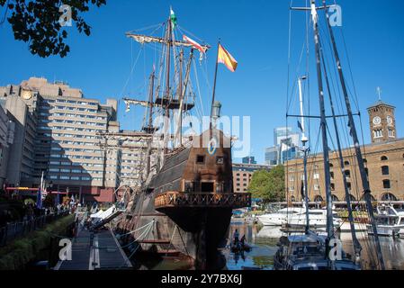 Galeon Andalucia è ormeggiata lungo gli yacht al molo di St Katharine a Londra. La Galeón Andalucía è una replica di una nave utilizzata dagli spagnoli dal XVI al XVIII secolo. Li aiutò a scoprire diverse parti del mondo e facilitò il commercio tra Spagna, America e Filippine. Foto Stock