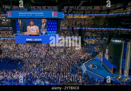 CHICAGO, Illinois – 22 agosto 2024: Korey Wise, una exoneree "Central Park Five" (al centro dello schermo), si rivolge alla Convention nazionale democratica del 2024. Foto Stock