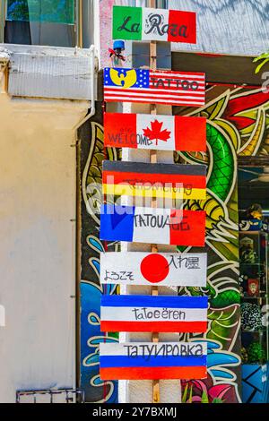 Indicazioni colorate per molte lingue e paesi di Playa del Carmen Quintana Roo Messico. Foto Stock