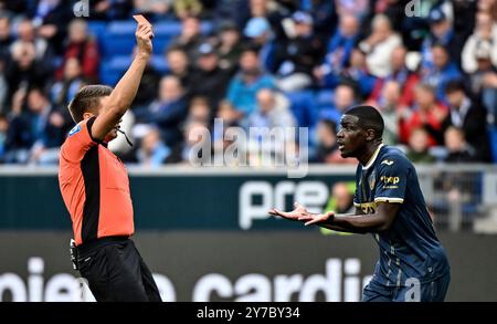 Sinsheim, Germania. 29 settembre 2024. Arbitro di Schiedsrichter Tobias Reichel zeigt Stanley Nsoki TSG 1899 Hoffenheim (34) rote Karte rot Platzverweis TSG 1899 Hoffenheim vs. SV Werder Brema, Fussball, Bundesliga, 5. Spieltag, Saison 2024/2025, 29.09.2024 foto: Eibner-Pressefoto/Michael Weber credito: dpa/Alamy Live News Foto Stock