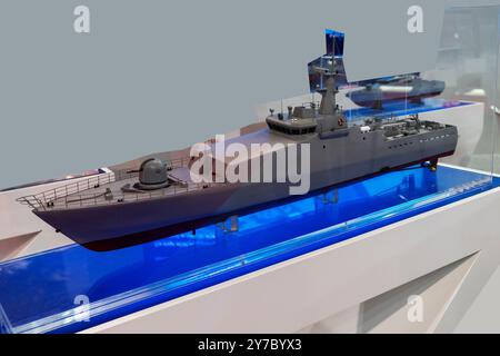 Modelli di varie navi da guerra all'esposizione di attrezzature militari Foto Stock