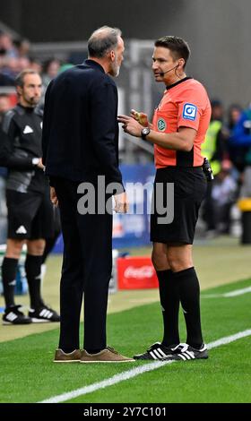 Schiedsrichter arbitro Tobias Reichel zeigt allenatore Pellegrino Matarazzo TSG 1899 Hoffenheim gelbe Karte gelb Verwarnung TSG 1899 Hoffenheim vs. SV Werder Brema, Fussball, Bundesliga, 5. Spieltag, Saison 2024/2025, 29.09.2024 foto: Eibner-Pressefoto/Michael Weber Foto Stock