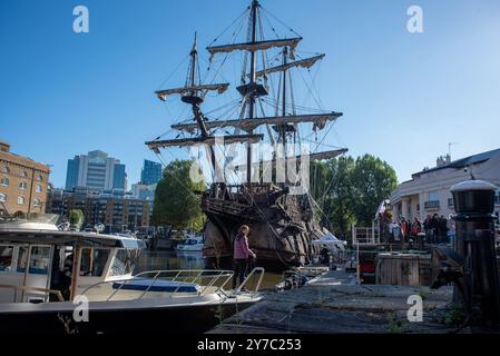 Londra, Regno Unito. 28 settembre 2024. La gente aspetta di salire a bordo del Galeon Andalucia mentre una barca lascia il molo di St Katharine a Londra. La GaleÃ³n AndalucÃ-a è una replica di una nave utilizzata dagli spagnoli dal XVI al XVIII secolo. Li aiutò a scoprire diverse parti del mondo e facilitò il commercio tra Spagna, America e Filippine. (Immagine di credito: © Krisztian Elek/SOPA Images via ZUMA Press Wire) SOLO PER USO EDITORIALE! Non per USO commerciale! Foto Stock