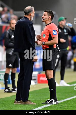 Sinsheim, Germania. 29 settembre 2024. Schiedsrichter arbitro Tobias Reichel zeigt allenatore Pellegrino Matarazzo TSG 1899 Hoffenheim gelbe Karte gelb Verwarnung TSG 1899 Hoffenheim vs. SV Werder Brema, Fussball, Bundesliga, 5. Spieltag, Saison 2024/2025, 29.09.2024 foto: Eibner-Pressefoto/Michael Weber credito: dpa/Alamy Live News Foto Stock