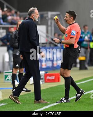 Sinsheim, Germania. 29 settembre 2024. Schiedsrichter arbitro Tobias Reichel zeigt allenatore Pellegrino Matarazzo TSG 1899 Hoffenheim gelbe Karte gelb Verwarnung TSG 1899 Hoffenheim vs. SV Werder Brema, Fussball, Bundesliga, 5. Spieltag, Saison 2024/2025, 29.09.2024 foto: Eibner-Pressefoto/Michael Weber credito: dpa/Alamy Live News Foto Stock