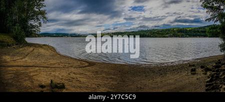 Panorama HDR del paesaggio con l'acqua. Diga di Brno - Repubblica Ceca - città di Brno. Un bel colpo di natura. Concetto di ambiente ed ecologia. Foto Stock