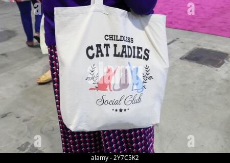 Chicago, Stati Uniti. 26 settembre 2024. Una donna sta portando con sé una borsa da donna Cat senza figli al McCormick Place di Chicago, Illinois USA, il 26 settembre 2024. Il termine "Lady gatto senza figli" è diventato virale dopo che il candidato alla vicepresidenza JD Vance si è lamentato in un'intervista del 2021 di Fox News che gli Stati Uniti erano gestiti da "un mucchio di gatto senza figli che sono infelici nella loro vita e nelle scelte fatte da theyÕve e quindi vogliono rendere infelice anche il resto del paese". (Foto di: Alexandra Buxbaum/Sipa USA) credito: SIPA USA/Alamy Live News Foto Stock