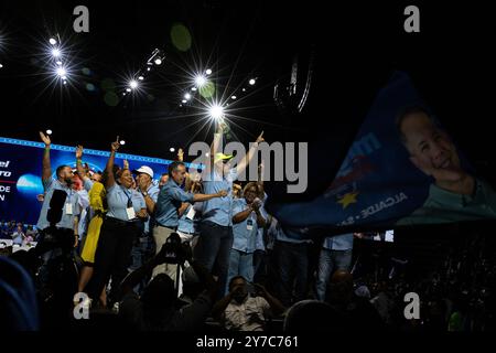 San Juan, Stati Uniti. 22 settembre 2024. I sindaci del nuovo Partito Progressista si uniscono alla folla durante l'assemblea generale del partito a San Juan, Porto Rico, domenica 22 settembre 2024. Molti vedono il nuovo Partito Progressista pro-stato come il leader nelle prossime elezioni di novembre. Crediti: SIPA USA/Alamy Live News Foto Stock