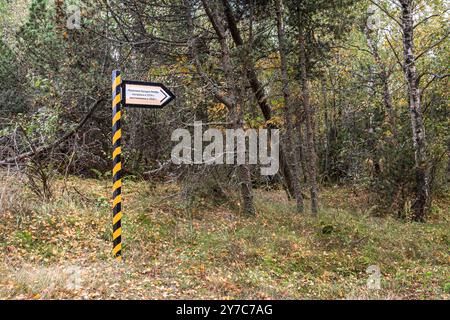 Russia, regione di Kaliningrad, Morskoe- 6 ottobre 2021: Cartello Coastal Batareya Raul nel Parco nazionale dello sputo della Curonia Foto Stock