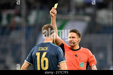 Sinsheim, Germania. 29 settembre 2024. Schiedsrichter arbitro Tobias Reichel zeigt Anton Stach TSG 1899 Hoffenheim (16) gelbe Karte gelb Verwarnung wegen Meckern TSG 1899 Hoffenheim vs. SV Werder Brema, Fussball, Bundesliga, 5. Spieltag, Saison 2024/2025, 29.09.2024 foto: Eibner-Pressefoto/Michael Weber credito: dpa/Alamy Live News Foto Stock