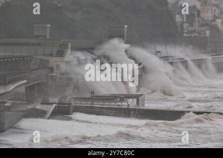 Dawlish, Devon, Regno Unito. 29 settembre 2024. Meteo nel Regno Unito: Vento, pioggia e grandi onde si infrangono a Dawlish, Devon. Crediti: Nidpor/Alamy Live News Foto Stock