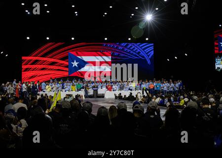 San Juan, Stati Uniti. 22 settembre 2024. I politici del nuovo Partito Progressista stanno ascoltando l'inno nazionale portoricano durante l'assemblea generale del partito a San Juan, Porto Rico, domenica 22 settembre 2024. Molti vedono il nuovo Partito Progressista pro-stato come il leader nelle prossime elezioni di novembre. Crediti: SIPA USA/Alamy Live News Foto Stock