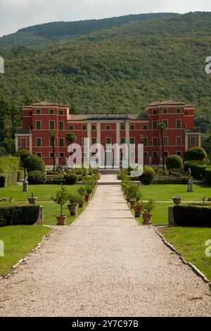 Villa Pellegrini si trova da sola in posizione dominante a Castion Veronese, Verona, Veneto, Italia Foto Stock