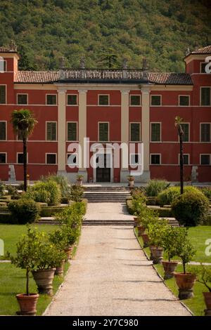 Villa Pellegrini si trova da sola in posizione dominante a Castion Veronese, Verona, Veneto, Italia Foto Stock