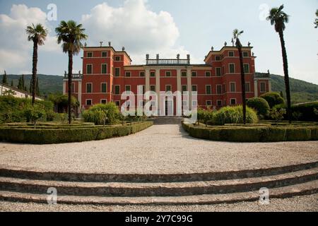 Villa Pellegrini si trova da sola in posizione dominante a Castion Veronese, Verona, Veneto, Italia Foto Stock