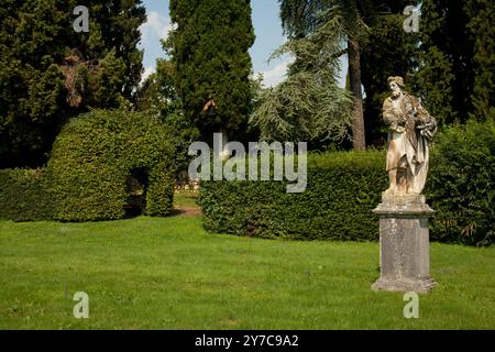 Villa Pellegrini si trova da sola in posizione dominante a Castion Veronese, Verona, Veneto, Italia Foto Stock