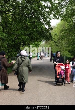 Londra, Inghilterra, aprile 30 2023: Percorso dei Kensington Gardens con persone che camminano intorno Foto Stock