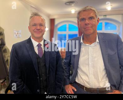 29 settembre 2024, Schleswig-Holstein, Westerland/Sylt: Nikolas Häckel (non-partito, l), sindaco di Sylt, e Carsten Kerkamm (CDU), vice sindaco, stanno di fronte alla sala riunioni nel municipio. Domenica, i cittadini dell'isola del Mare del Nord hanno votato contro il loro sindaco nel processo elettorale. Foto: Lea Albert/dpa Foto Stock