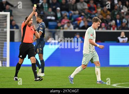 Schiedsrichter arbitro Tobias Reichel zeigt Jens Stage SV Werder Brema SVW (06) gelbe Karte gelb Verwarnung TSG 1899 Hoffenheim vs. SV Werder Brema, Fussball, Bundesliga, 5. Spieltag, Saison 2024/2025, 29.09.2024 foto: Eibner-Pressefoto/Michael Weber Foto Stock