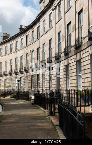 Splendida facciata in pietra in stile architettonico georgiano di case residenziali curve al Royal Circus e Circus Place prestigioso quartiere di Edimburgo Foto Stock