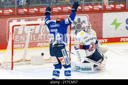 Villingen-Schwenningen, Germania, 29 settembre 2024: Al dodicesimo minuto della partita #64 Boaz Bassen (Schwenningen) festeggia come fa 2-0. Il portiere #30 Jake Hildebrand (Berlino) deve ammettere di nuovo la sconfitta. (Foto di Andreas Haas/dieBildmanufaktur) credito: DieBildmanufaktur/Alamy Live News Foto Stock