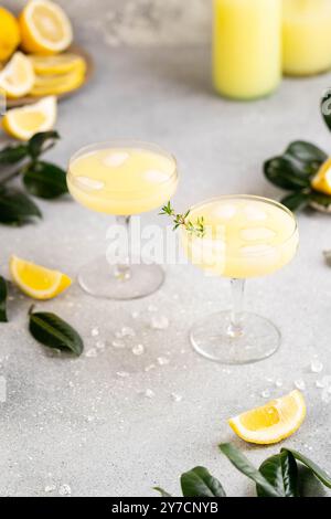 Limoncello fatto in casa con ghiaccio in bicchieri. Bevanda alcolica italiana. Foto Stock
