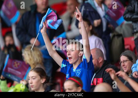 I tifosi del West Ham United reagiscono durante la partita di fa Women's Super League West Ham United Women vs Liverpool Women al Chigwell Construction Stadium, Londra, Regno Unito, 29 settembre 2024 (foto di Izzy Poles/News Images) Foto Stock