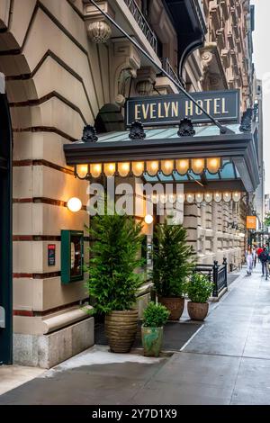 New York, New York – US – 26 settembre 2024 l'ingresso all'Evelyn Hotel di New York City, caratterizzato da un'architettura elegante, luci calde, piante decorative, Foto Stock