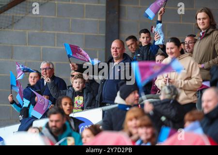 Londra, Regno Unito. 29 settembre 2024. I tifosi del West Ham United reagiscono durante la partita di fa Women's Super League West Ham United Women vs Liverpool Women al Chigwell Construction Stadium, Londra, Regno Unito, 29 settembre 2024 (foto di Izzy Poles/News Images) a Londra, Regno Unito il 29/9/2024. (Foto di Izzy Poles/News Images/Sipa USA) credito: SIPA USA/Alamy Live News Foto Stock