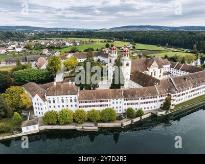 Vista aerea dell'ex abbazia benedettina con la chiesa del monastero di Santa Maria sul Reno, isola di Rheinau, Andelfingen, Canton Zurigo, Svizzerastra Foto Stock