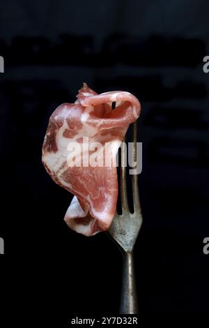 Una fetta di coppa su una forchetta, salsiccia italiana, Italia, Europa Foto Stock