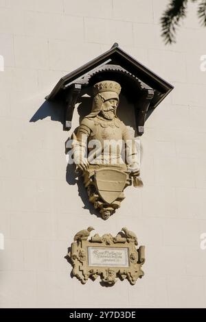 Ernesto duca d'Austria, figura in pietra sul Gerobau, busto, scultura, ritratto, castello di Lichtenstein, castello da favola di Wuerttemberg, edificio storico Foto Stock