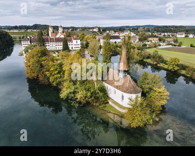 Vista aerea dell'ex abbazia benedettina con la chiesa del monastero di Santa Maria e la chiesa a punta di Santa Maddalena sull'isola Reno di Rheinau Foto Stock