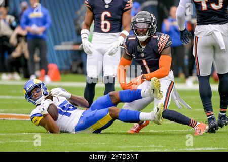 Chicago, Stati Uniti. 29 settembre 2024. Il wide receiver dei Los Angeles Rams Demarcus Robinson (15) completa il passaggio e viene fermato dal cornerback dei Chicago Bears Jaylon Johnson (1) al Soldier Field di Chicago domenica 29 settembre 2024. Foto di Mark Black/UPI Credit: UPI/Alamy Live News Foto Stock