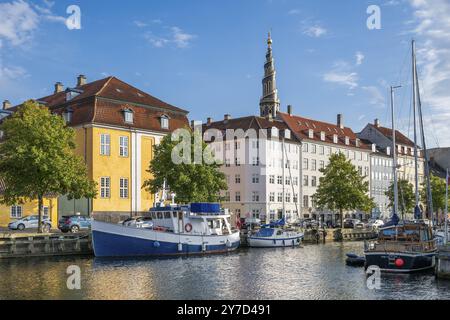 Barche a vela, edifici storici e torre di VOR Frelsers Kirke o Chiesa del Salvatore, Canale di Christianshavn, Copenaghen, Danimarca, Europa Foto Stock