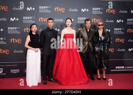 28 settembre 2024, Donostia / San Sebastian, Euskadi, Spagna: You Zhou, Ni Ni, fan Liao hanno partecipato al Red Carpet 'We Live in Time' durante il 72° Festival Internazionale del Cinema di San Sebastian al Kursaal Theatre il 28 settembre 2024 a Donostia / San Sebastian, Spagna (immagine di credito: © Jack Abuin/ZUMA Press Wire) SOLO USO EDITORIALE! Non per USO commerciale! Foto Stock