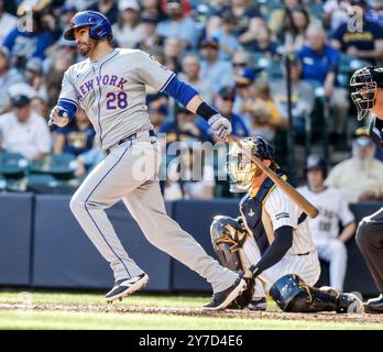 Milwaukee, Stati Uniti. 29 settembre 2024. I New York Mets designati come hitter J.D. Martinez (L) battono un doppio davanti al ricevitore dei Milwaukee Brewers Eric Haase (R) nel quarto inning della partita MLB tra i New York Mets e i Milwaukee Brewers all'American Family Field di Milwaukee, WI, domenica 29 settembre 2024. Foto di Tannen Maury/UPI. Crediti: UPI/Alamy Live News Foto Stock