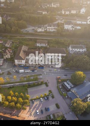 Vista aerea di una zona residenziale con strade, alberi e diversi edifici, Badischer Hof, Calw, Foresta Nera, Germania, Europa Foto Stock