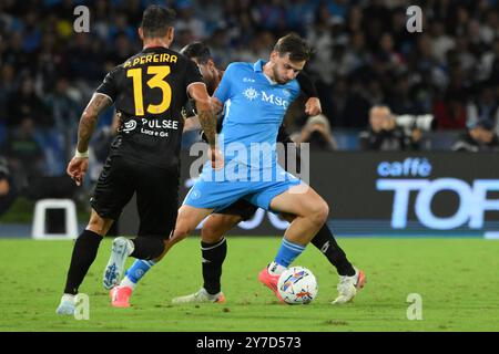 Khvicha Kvaratskhelia della SSC Napoli compete per il pallone con Matteo Pessina dell'AC Monza durante la serie A Enilive tra SSC Napoli e AC Monza allo Stadio Diego Armando Maradona Foto Stock