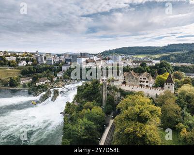 Vista aerea delle Cascate del Reno con il Castello di Laufen con vegetazione autunnale, all'orizzonte la città di Neuhausen, Canton Zurigo, Svizzera, Europ Foto Stock