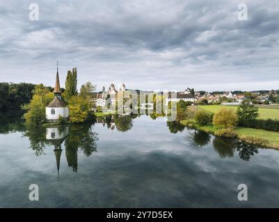 Vista aerea dell'ex abbazia benedettina con la chiesa del monastero di Santa Maria e la chiesa a punta di Santa Maddalena sull'isola Reno di Rheinau Foto Stock