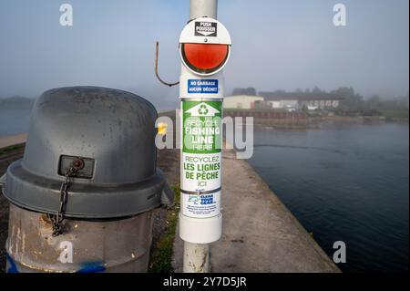 Centro di riciclaggio delle lenze di pesca sul molo per promuovere un ambiente pulito e la protezione dei pesci e della vita acquatica Foto Stock