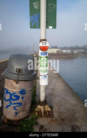 Centro di riciclaggio delle lenze di pesca sul molo per promuovere un ambiente pulito e la protezione dei pesci e della vita marina Foto Stock