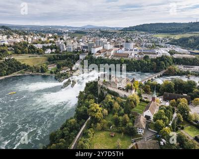 Vista aerea delle cascate del Reno con il castello di Laufen e la vegetazione autunnale, all'orizzonte la città di Neuhausen e Sciaffusa, Canton Zurigo, Foto Stock
