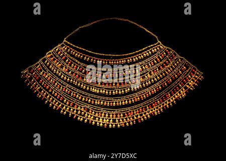 Collana in perle d'oro e carneliane a forma di teste di fiori di papavero, dalla mostra: Ramsete il grande e l'oro dei Faraoni, Colo Foto Stock