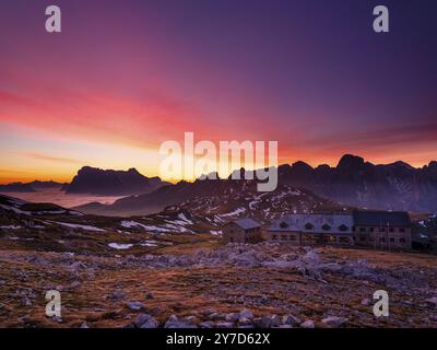 Schlernhaus all'alba, gruppo del Sassolungo e dietro il Catinaccio, Dolomiti, Sciliar, alto Adige, Italia, Europa Foto Stock